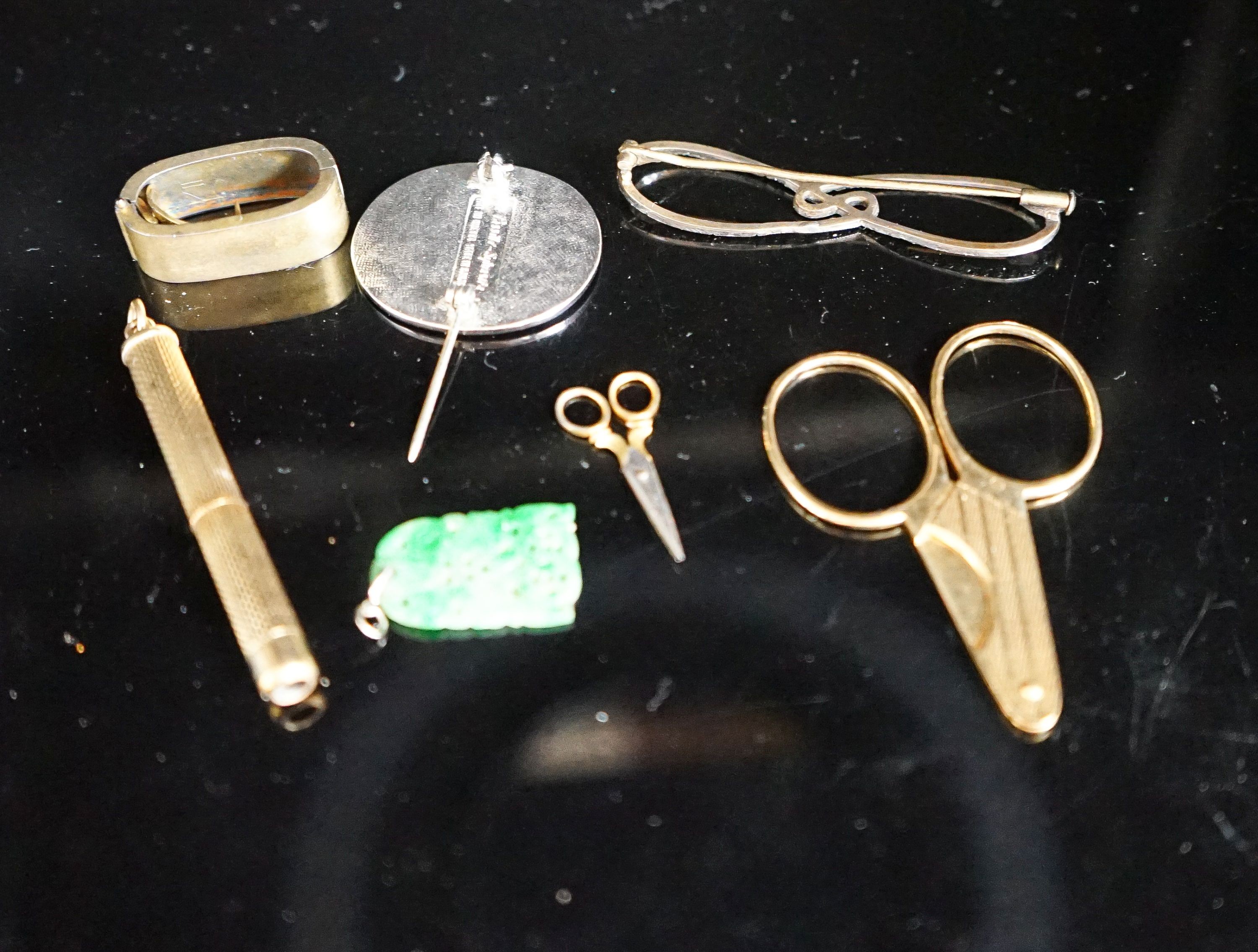 Mixed jewellery including an 18ct cigar cutter, 5cm, 7.9 grams, an engine turned 9ct gold propelling tooth pick, a jade pendant, scarf clip etc.